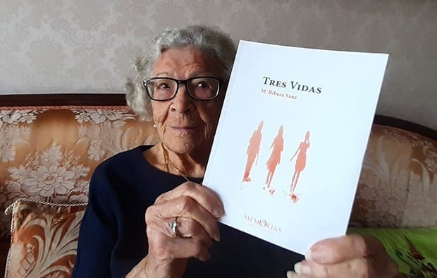 Mercedes Ribera Sanz con su Libro de memorias "Tres vidas"