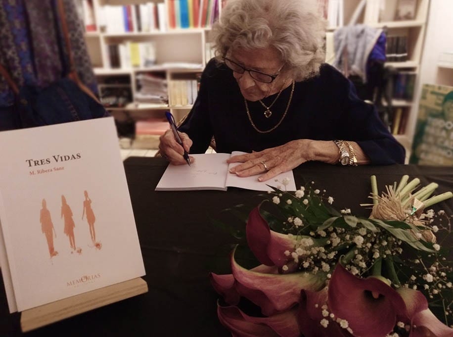 Mercedes Ribera Sanz signant el seu Llibre de memòries "Tres vides"